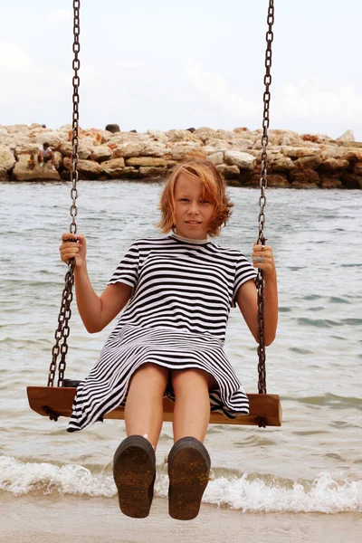 Έφηβος Κορίτσι Ιππασία Μια Κούνια Στην Παραλία — Φωτογραφία Αρχείου