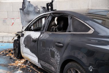 Yanmış kapüşonlu pahalı siyah araba..