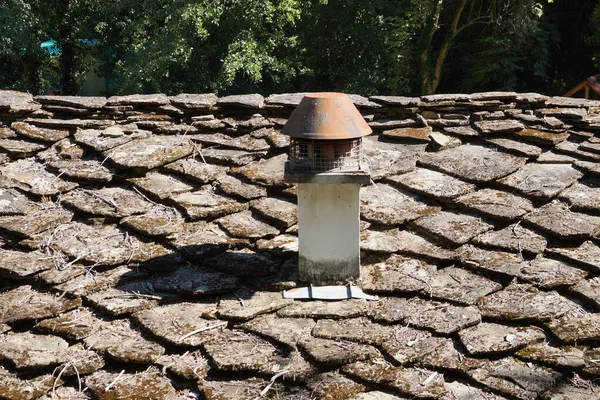 古いブルガリアの家の屋根は天然石で覆われています — ストック写真