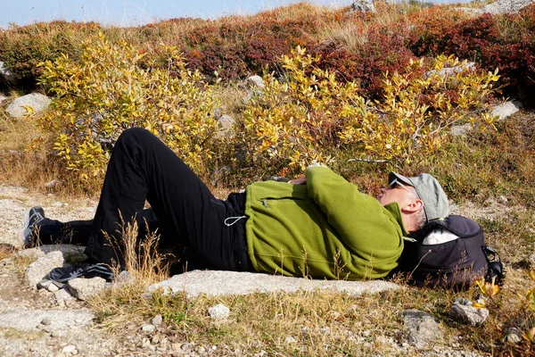 ハイキング中に疲れた男が地面に残り 自然の概念に戻る — ストック写真