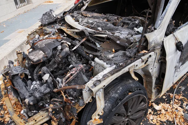 Complètement Brûlé Partie Avant Voiture Avec Capot Arraché — Photo