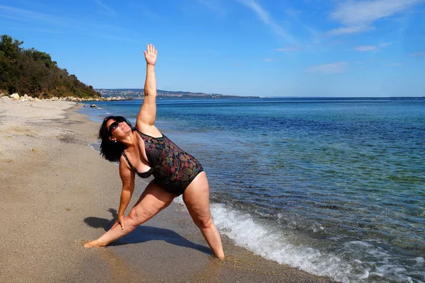 Weelderige Vrouw Voert Yoga Asana Door Zee Asana Driehoek — Stockfoto