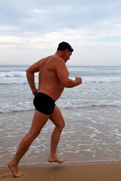 Middle Aged Man Running Edge Sea — Stock Photo, Image