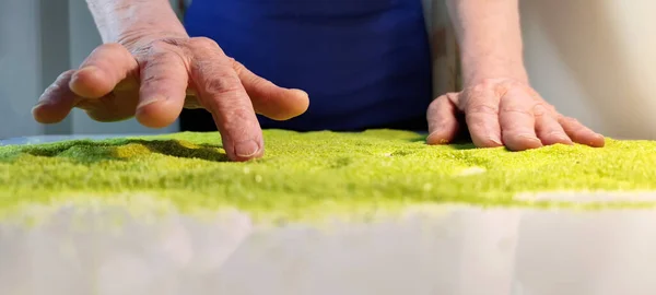 Песочная Терапия Пожилых Людей Руки Пожилой Женщины Рисуют Зеленом Кинетическом — стоковое фото