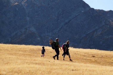 Rila, Bulgaristan - 27 Eylül 2021: anne, baba ve çocuk dağlarda yürüyüşe çıktı