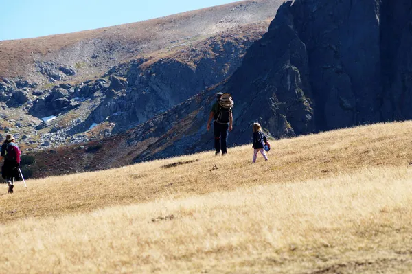 小さな子供を持つ家族が山を旅し — ストック写真