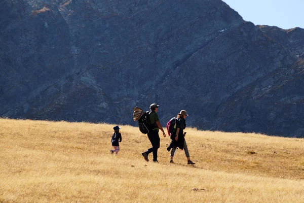 ブルガリア 2021年9月27日 子供は山の中でハイキングに行く — ストック写真