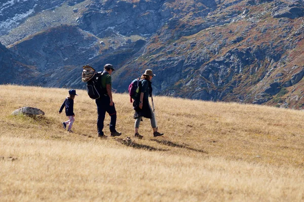 ブルガリア 2021年9月27日 小さな子供を持つ家族が山の中を旅 — ストック写真
