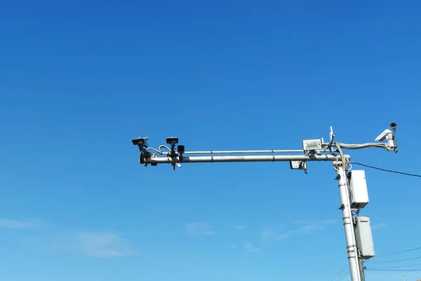 Yol Kameraları Gökyüzüne Karşı Bir Direkte — Stok fotoğraf