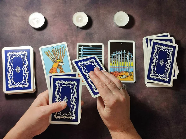 Manos Femeninas Extendieron Cartas Del Tarot Sobre Mesa Diseño Solitario — Foto de Stock