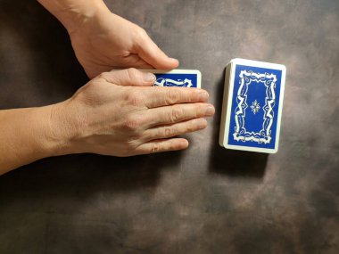 Bir deste tarot kartı, kadınların elinde ve eskimiş bir geçmişleri var..