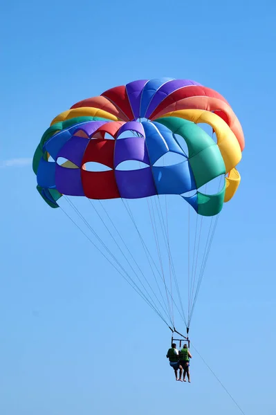 Paraquedas Multicoloridos Com Duas Pessoas Céu Claro Close — Fotografia de Stock