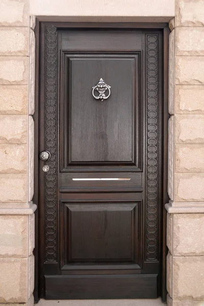 Entrada Clásica Puerta Madera Marrón Con Decoración Vista Frontal — Foto de Stock