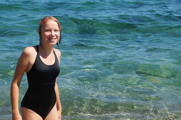 Adolescente Sonriente Traje Baño Negro Mar — Foto de Stock