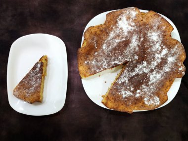 Koyu renkli arka planda kesilmiş turta, üst görünüm