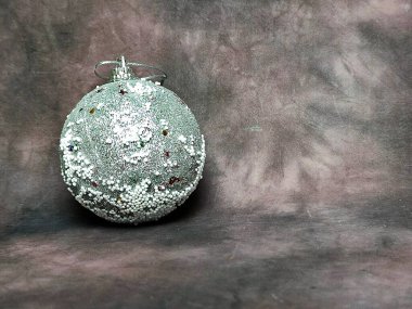 Koyu renkli arka planda gümüş Noel ağacı topu, kopyalama alanı.