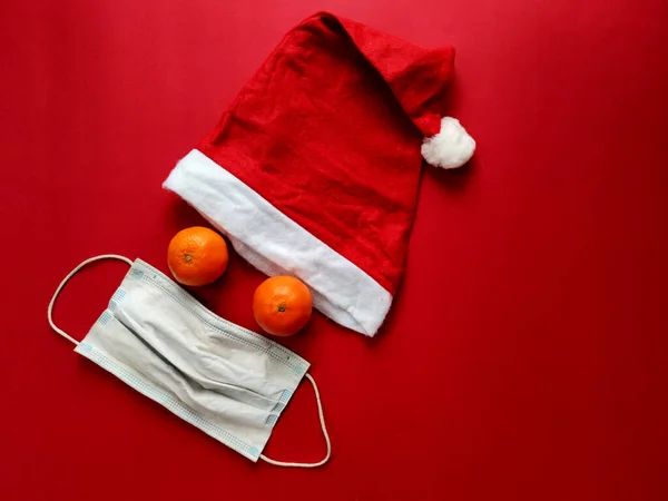Roter Weihnachtsmann Hut Mandarinen Statt Augen Und Medizinische Maske Auf — Stockfoto