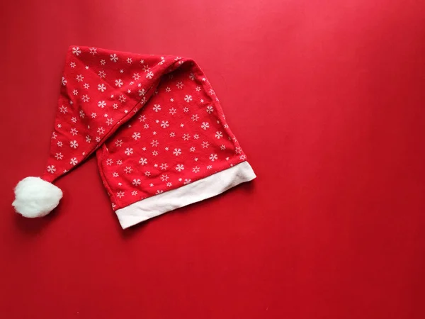 Roter Weihnachtsmann Hut Mit Schneeflocken Und Weißem Bommel Auf Rotem — Stockfoto