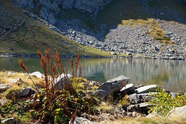 Mountain Lake Sunny Day Mountains Reflected Water — Fotografia de Stock
