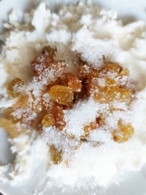 üzümlü ve şekerli süzme peynir..