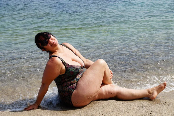 Mujer Curvilínea Gafas Sol Posando Sentada Borde Del Agua Orilla — Foto de Stock