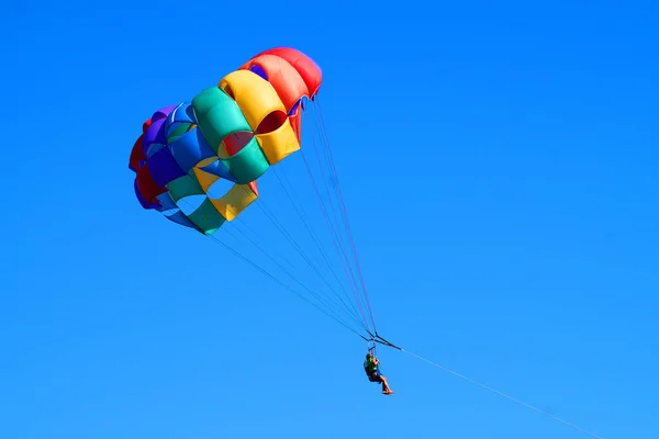 Paracaídas Multicolor Con Dos Personas Cielo Despejado Cerca Espacio Copia —  Fotos de Stock