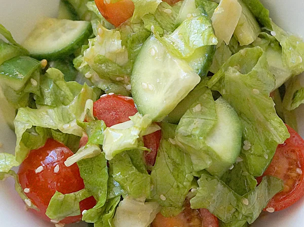 Salada Vegetal Com Tomates Pepinos Close Vista Superior — Fotografia de Stock