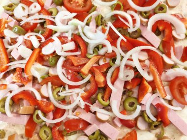 Açık pizza için sosisle doldurulmuş sebze..