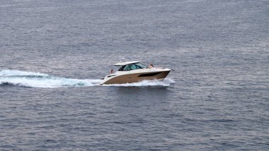 Varna, Bulgaria - 22 Eylül 2021: İnsanlarla birlikte denize açılmak