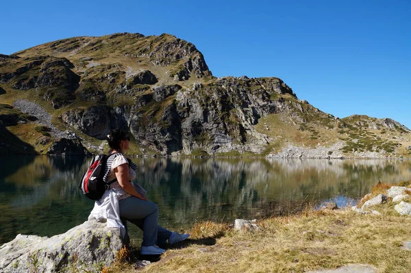 Mulher Sentada Uma Pedra Admirando Lago Montanha — Fotografia de Stock