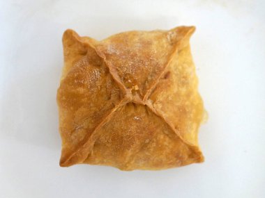 Beyaz arka planda fırında turta yakın plan, Rus mutfağı.