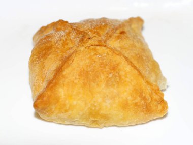 Beyaz arka planda fırında turta yakın plan, Rus mutfağı.