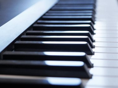 Bulanık elektronik piyano klavyesi, müzik arkaplanı için perspektif görünümü