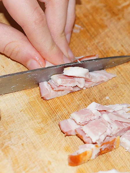 Frau Schneidet Schmalz Mit Messer Auf Schneidebrett Großaufnahme — Stockfoto