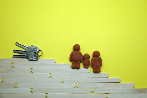 Пластилиновые Фигурки Семьи Лестнице Ведущей Ключам Ипотечная Концепция — стоковое фото