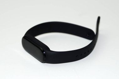 Beyaz arka planda siyah fitness bileziği..