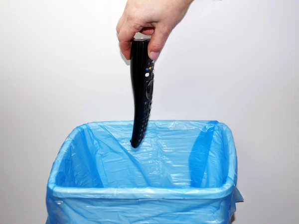 Mão Jogando Remoto Lixo Pode Close — Fotografia de Stock