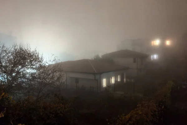 Nebbia Notturna Luce Nelle Finestre Delle Case — Foto Stock