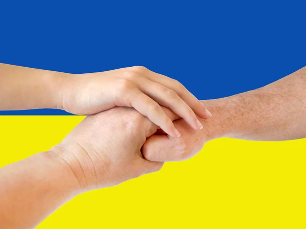 Plexo Mãos Masculinas Femininas Infantis Contra Pano Fundo Bandeira Ucraniana — Fotografia de Stock