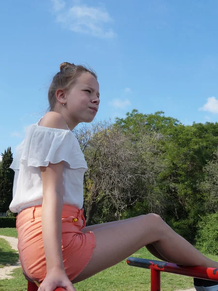 Adolescente Shorts Senta Bares Parque — Fotografia de Stock