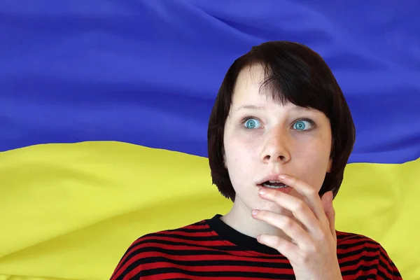 Menina Adolescente Assustada Com Olhos Pombo Fundo Bandeira Ucraniana — Fotografia de Stock