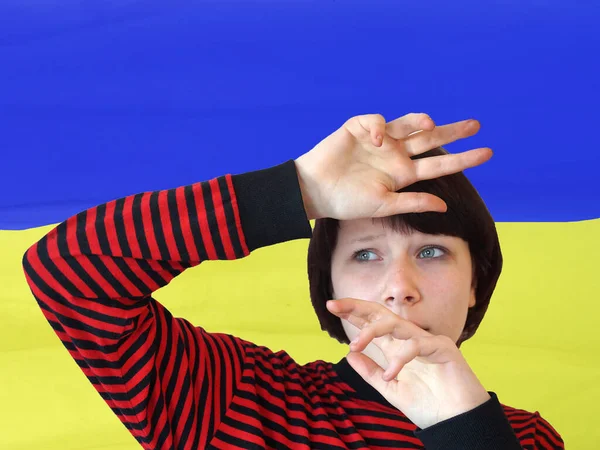 Korkmuş Genç Kız Ellerini Ukrayna Bayrağının Arka Planına Yaslayarak Başını — Stok fotoğraf
