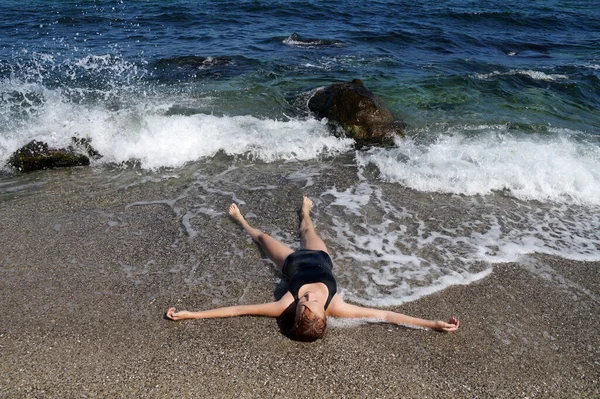 Meisje Zonnebaden Het Natte Zand Tegemoetkomende Zee Golven — Stockfoto