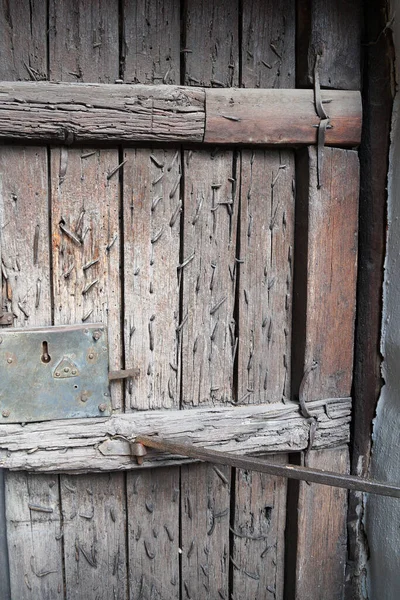 Alte Holztür Mit Vielen Eingeschlagenen Nägeln — Stockfoto