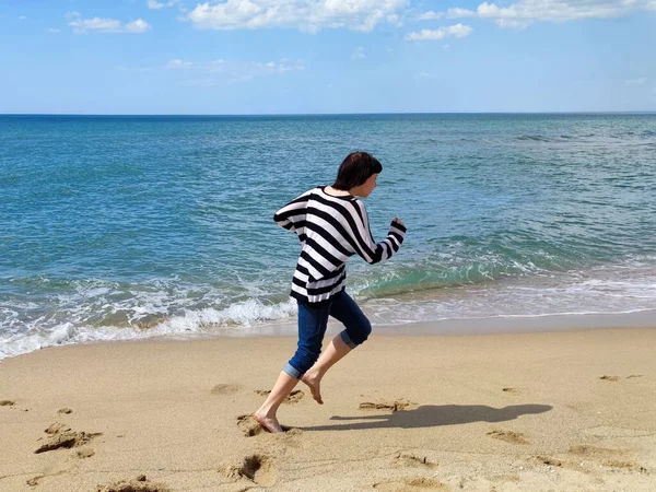 Adolescente Corre Descalzo Largo Orilla Del Mar Vacía — Foto de Stock