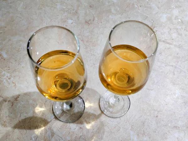 Δύο Ποτήρια Λευκό Κρασί Στο Τραπέζι Πάνω Όψη — Φωτογραφία Αρχείου