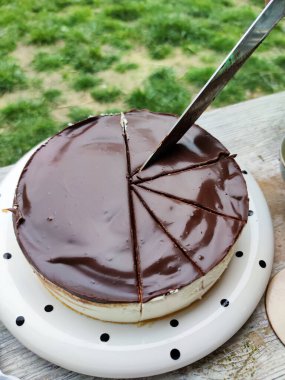 Kremalı çikolatalı cheesecake 'i parçalara ayırıyor.