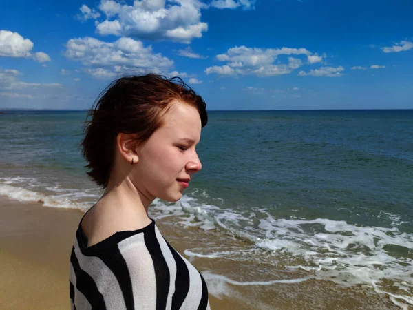 Portré Egy Mosolygó Tizenéves Lány Barna Haj Háttér Tengeri Horizont — Stock Fotó