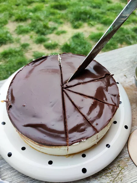 Kremalı çikolatalı cheesecake 'i parçalara ayırıyor.