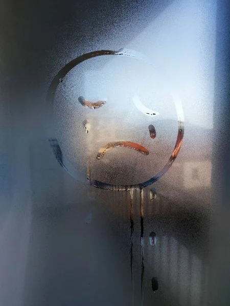 Chorando Emoticon Triste Pintado Vidro Enevoado — Fotografia de Stock